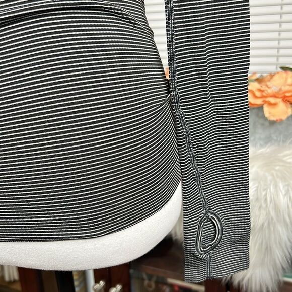 Lululemon Run: Swiftly Tech Long Sleeve Scoop
Hyper Stripe Black Size 4 - Picture 4 of 10